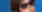 Moteris su akiniais su fotochrominiais akinių lęšiais