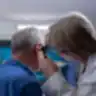 Gydytojas tikrina paciento klausą otoskopu